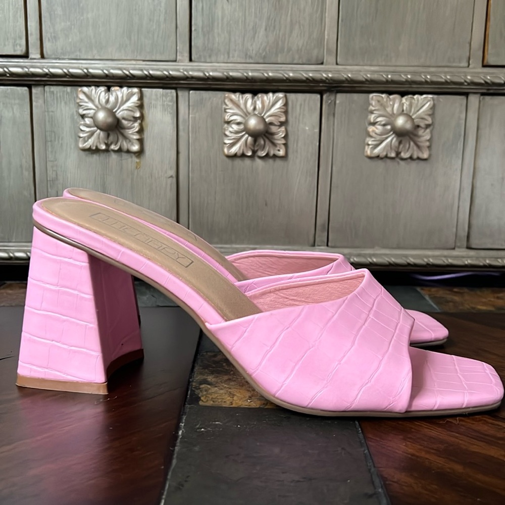 Therapy PINK Block Heels 🐊 💕 size 8